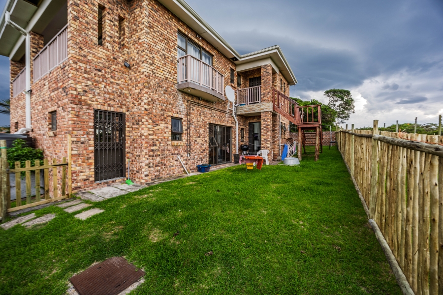 To Let 5 Bedroom Property for Rent in Cove Rock Eastern Cape